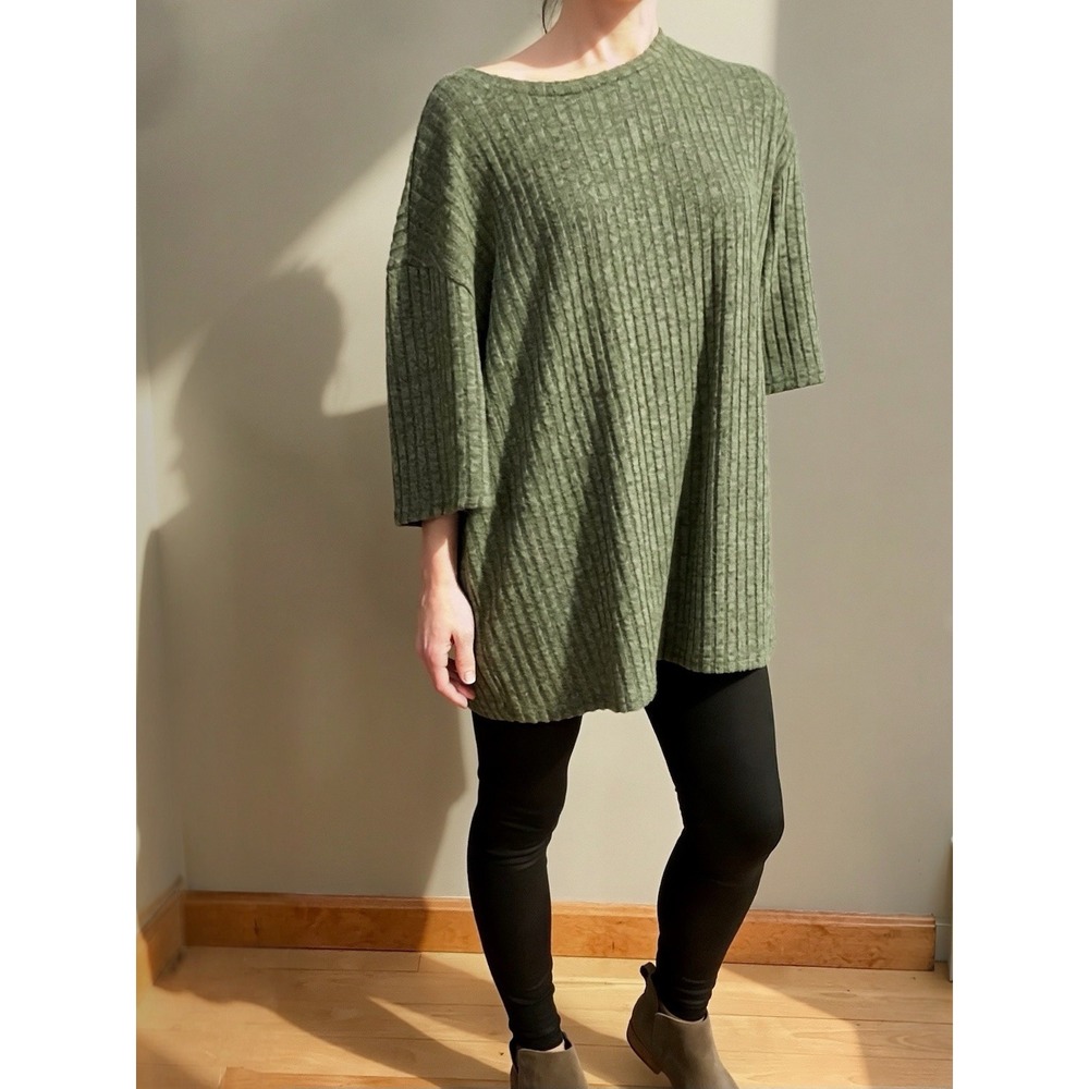 Soft ribbed SHEIN tee in gray size M. Relaxed fit.‎ 29" L 23" W - Picture 2 of 11